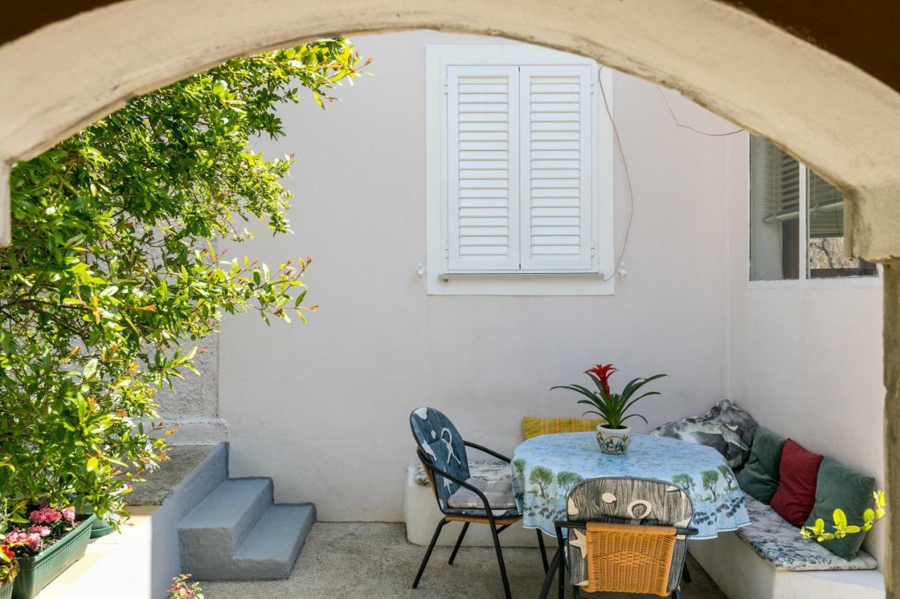 Appartement Mini Petra - Purple & Green With Kitchen And Garden *